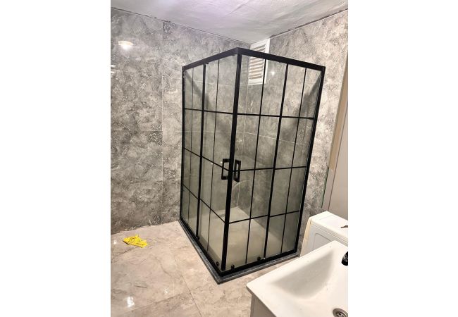 Grid Siyah Duşakabin